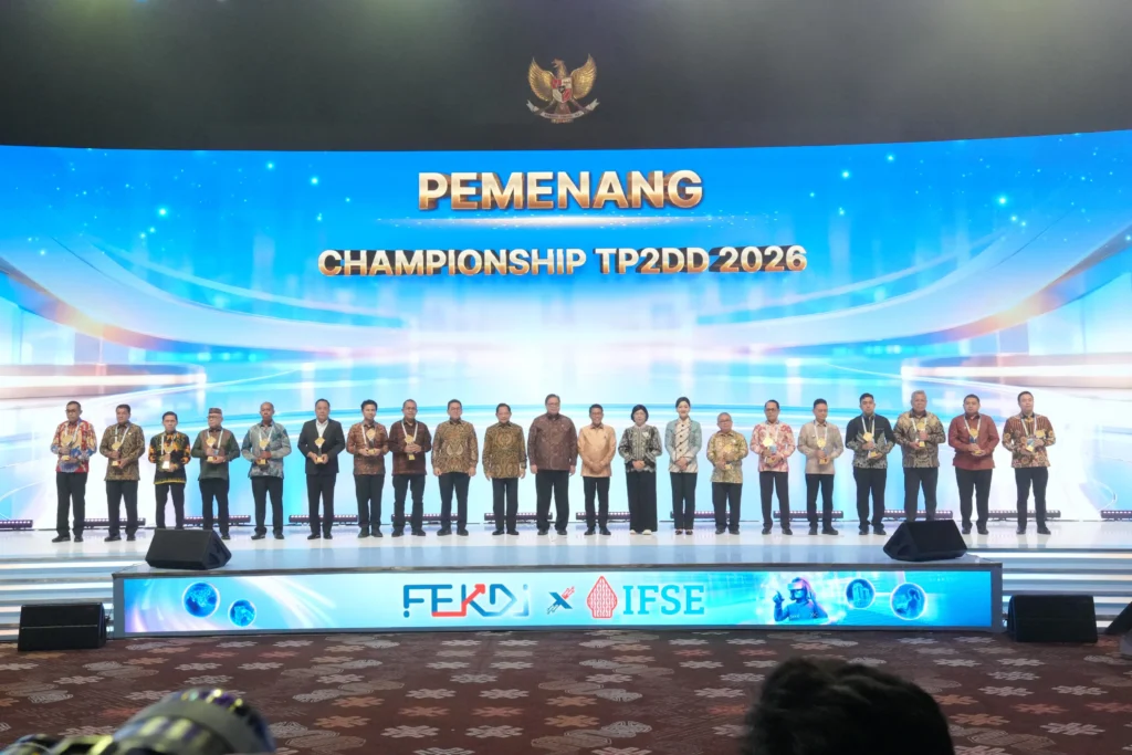 Gubernur NTT Emanuel Melki Laka Lena bersama para penerima penghargaan TP2DD terbaik wilayah Nusampua 2026. Foto: Humas Pemprov NTT.