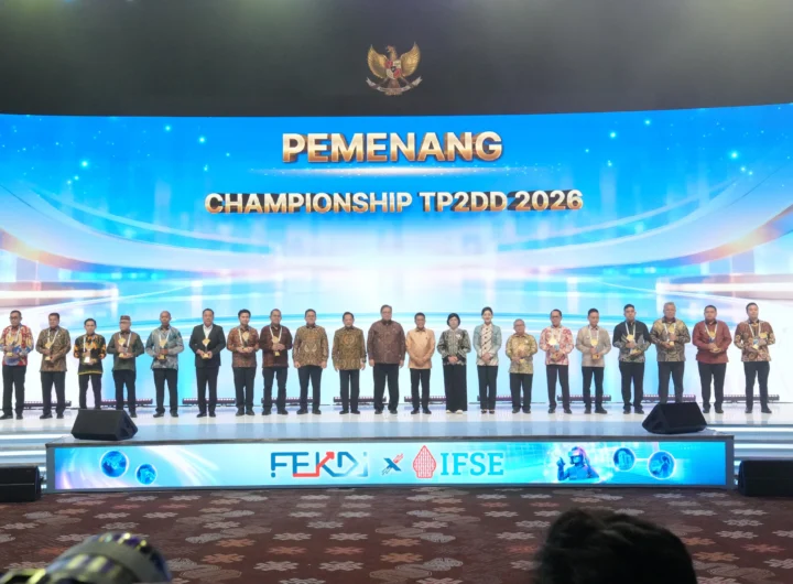 Gubernur NTT Emanuel Melki Laka Lena bersama para penerima penghargaan TP2DD terbaik wilayah Nusampua 2026. Foto: Humas Pemprov NTT.
