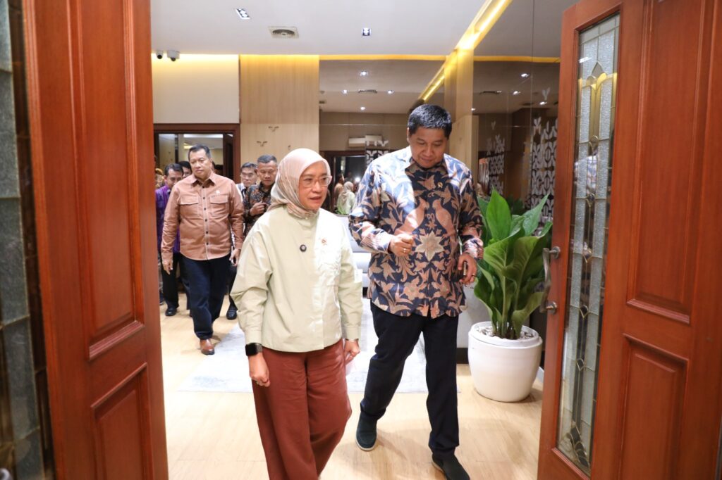 Menteri PANRB Rini Widyantini (kiri) bersama Menteri PKP Maruarar Sirait (kanan) saat melakukan pertemuan di Kantor Kementerian PANRB, Jakarta. Dok: PANRB.