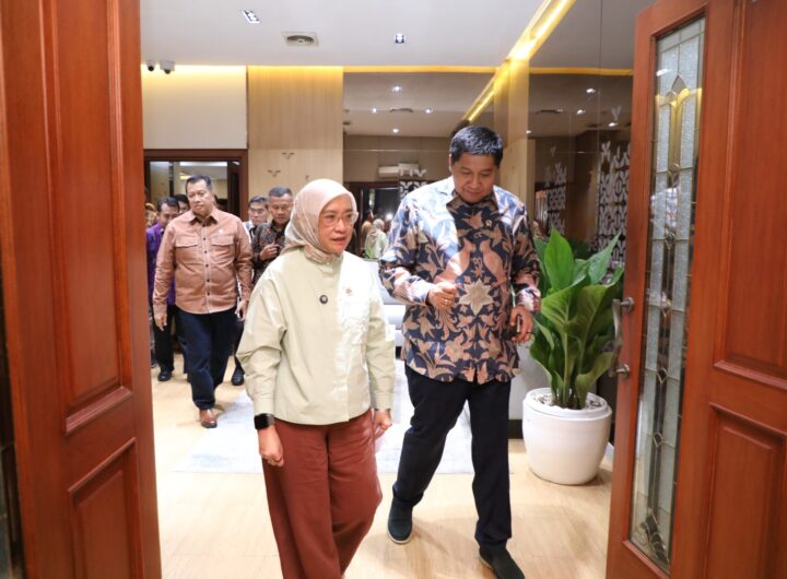 Menteri PANRB Rini Widyantini (kiri) bersama Menteri PKP Maruarar Sirait (kanan) saat melakukan pertemuan di Kantor Kementerian PANRB, Jakarta. Dok: PANRB.