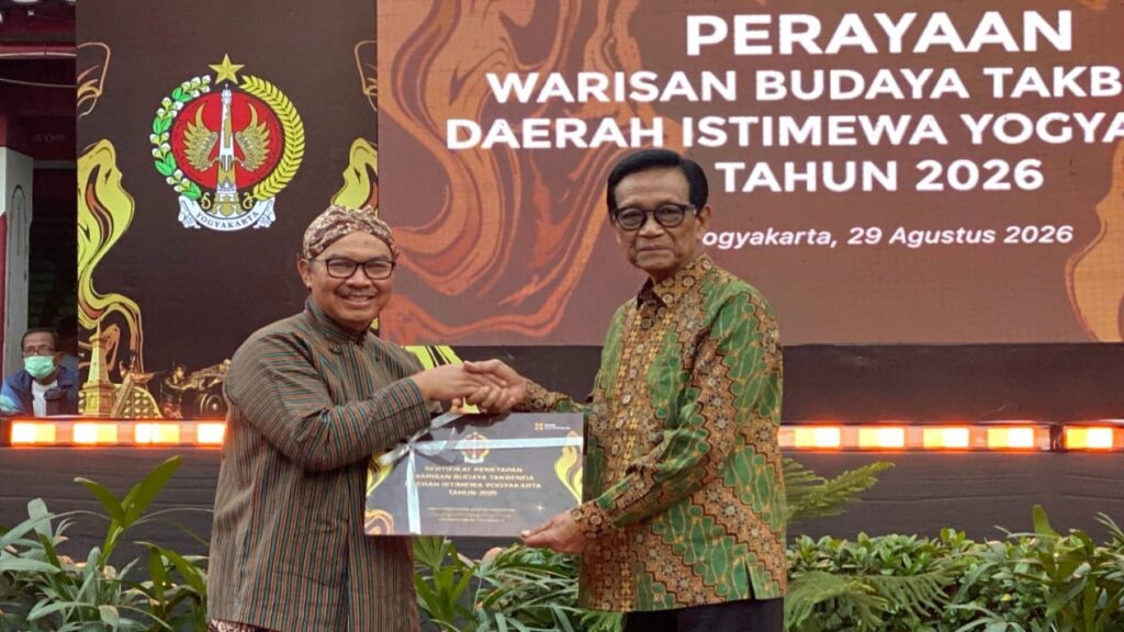 ali Kota Yogyakarta Hasto Wardoyo menerima penghargaan dalam perayaan puncak Bulan Warisan Dunia DIY, di Kompleks Kepatihan, Yogyakarta. Dok: Istimewa.