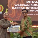 ali Kota Yogyakarta Hasto Wardoyo menerima penghargaan dalam perayaan puncak Bulan Warisan Dunia DIY, di Kompleks Kepatihan, Yogyakarta. Dok: Istimewa.