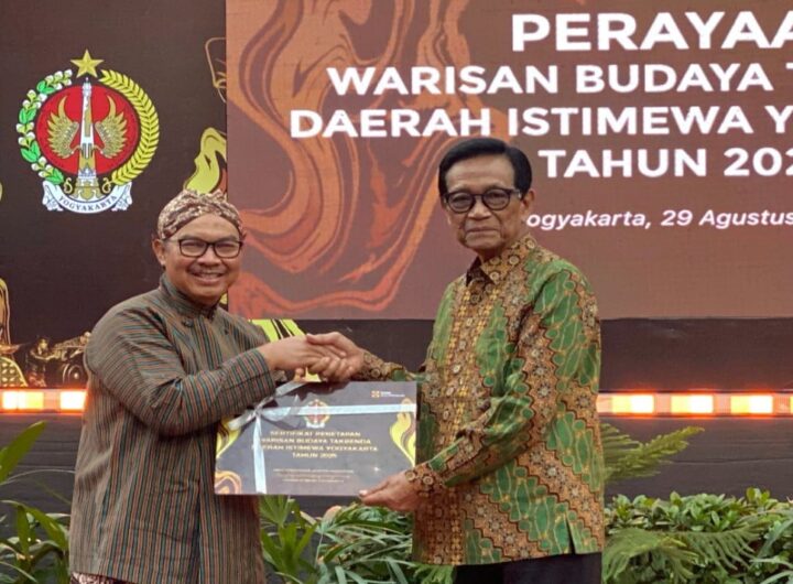 ali Kota Yogyakarta Hasto Wardoyo menerima penghargaan dalam perayaan puncak Bulan Warisan Dunia DIY, di Kompleks Kepatihan, Yogyakarta. Dok: Istimewa.