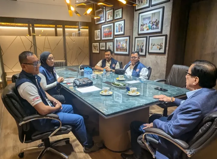 Anggota Komisi XIII DPR RI Yasonna Hamonangan Laoly menerima perwakilan Garda Anti Teror DC Pinjol Indonesia (GADPI). Dok: Istimewa.