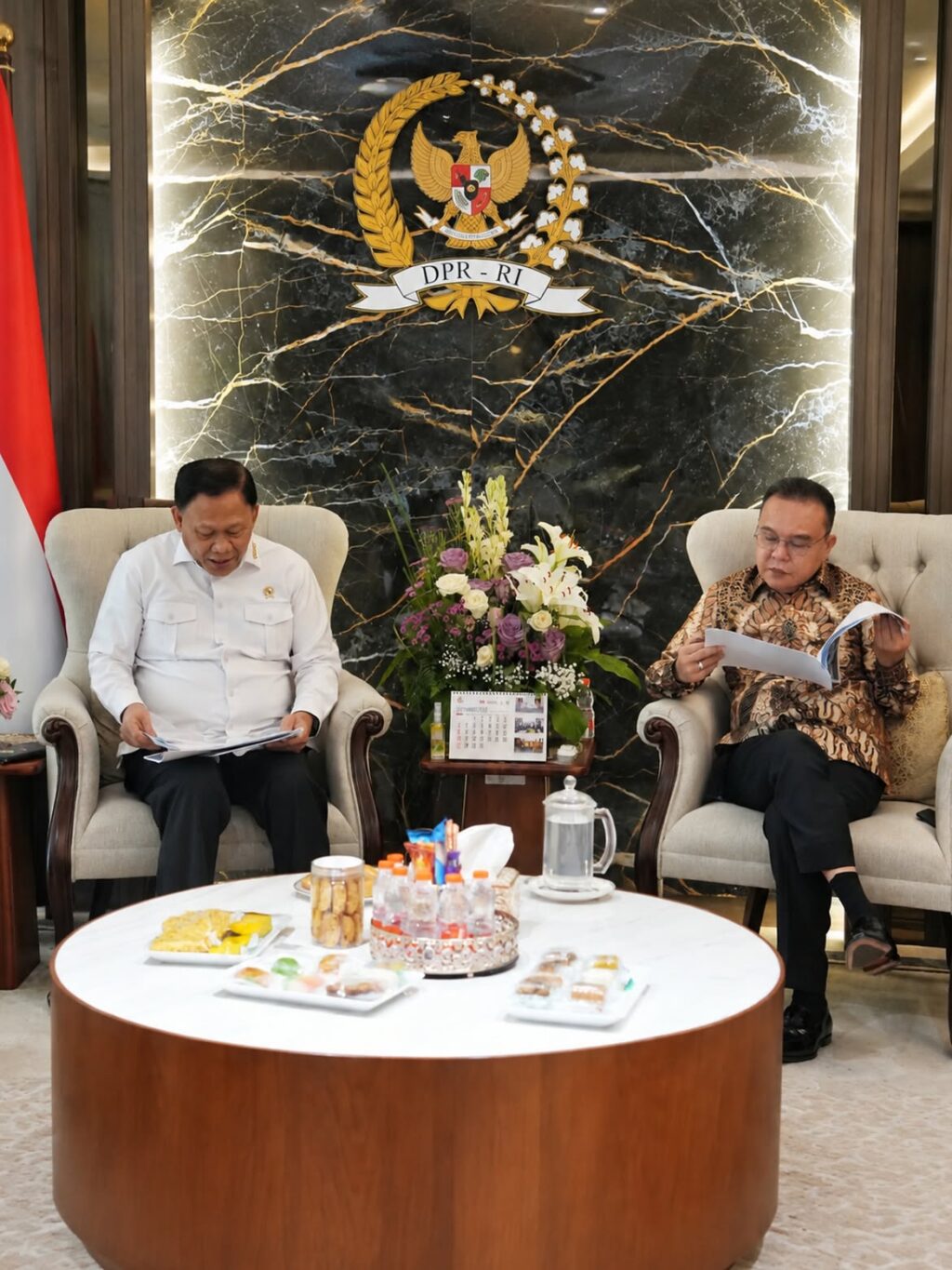 Wakil Ketua DPR RI Sufmi Dasco Ahmad (kanan) bersama Kepala BOPPJ Didit Herdiawan Ashaf (kiri) membahas pengembangan kawasan Pantura di Gedung Nusantara III, Senayan. Dok: Instagram @sufmi_dasco