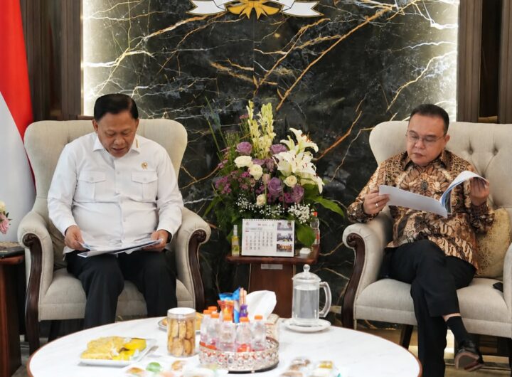 Wakil Ketua DPR RI Sufmi Dasco Ahmad (kanan) bersama Kepala BOPPJ Didit Herdiawan Ashaf (kiri) membahas pengembangan kawasan Pantura di Gedung Nusantara III, Senayan. Dok: Instagram @sufmi_dasco