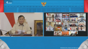 Presiden Prabowo Subianto mendengarkan laporan Kepala BNPB Letjen TNI Suharyanto melalui konferensi video mengenai penanganan bencana Flores, aktivitas Gunung Anak Krakatau, dan karhutla dalam rapat terbatas, Senin (7/9/2026). Dok. Tangkapan Layar YouTube Sekretariat Kabinet.