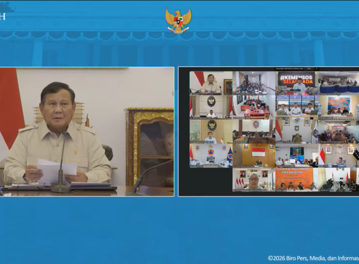 Presiden Prabowo Subianto mendengarkan laporan Kepala BNPB Letjen TNI Suharyanto melalui konferensi video mengenai penanganan bencana Flores, aktivitas Gunung Anak Krakatau, dan karhutla dalam rapat terbatas, Senin (7/9/2026). Dok. Tangkapan Layar YouTube Sekretariat Kabinet.