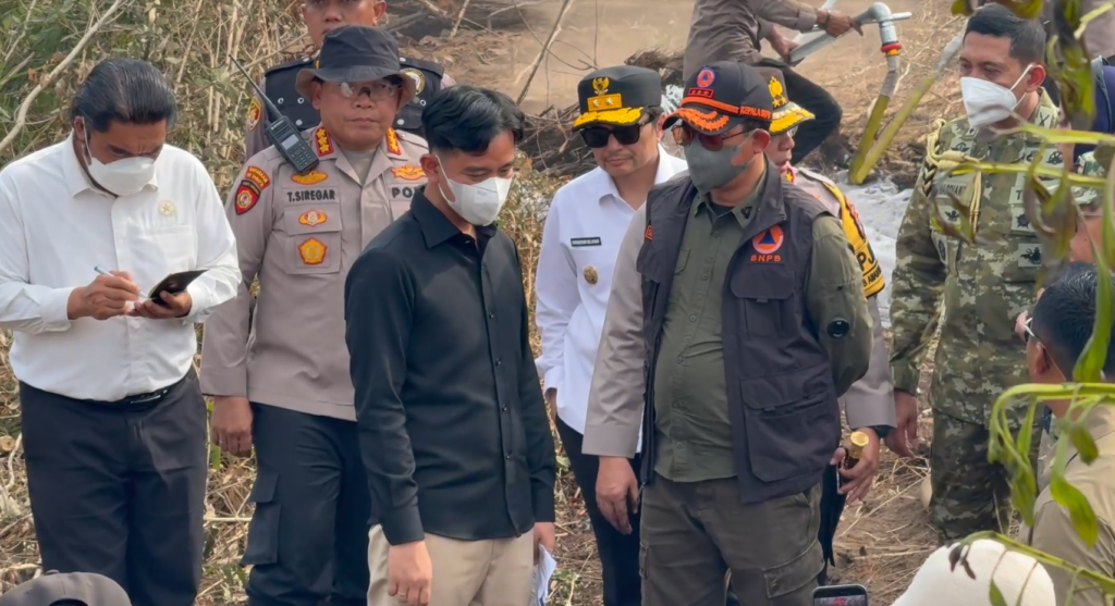 Wakil Presiden Gibran Rakabuming Raka (kiri) bersama Kepala BNPB Letjen TNI Dr. Suharyanto (kanan) saat meninjau langsung penanganan karhutla di Kalimantan Selatan.