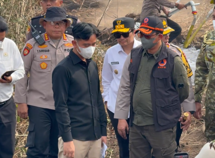 Wakil Presiden Gibran Rakabuming Raka (kiri) bersama Kepala BNPB Letjen TNI Dr. Suharyanto (kanan) saat meninjau langsung penanganan karhutla di Kalimantan Selatan.