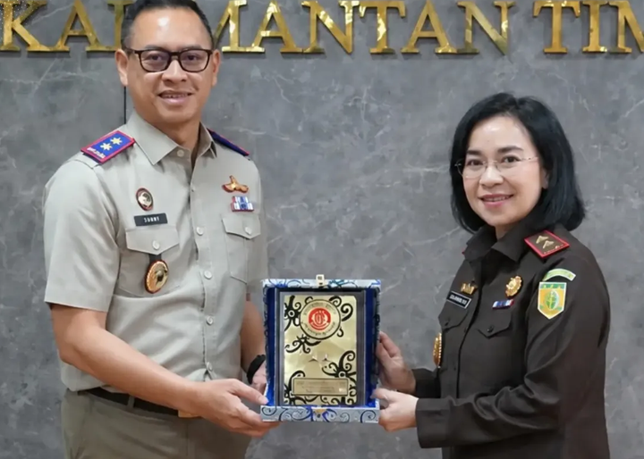 Kepala Kanwil BPN Provinsi Kalimantan Timur Shamy Ardian (kiri) bersama Kepala Kejaksaan Tinggi Kalimantan Timur Chatarina Muliana (kanan). Dok: Istimewa.