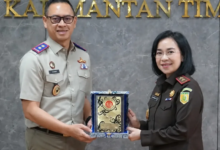 Kepala Kanwil BPN Provinsi Kalimantan Timur Shamy Ardian (kiri) bersama Kepala Kejaksaan Tinggi Kalimantan Timur Chatarina Muliana (kanan). Dok: Istimewa.