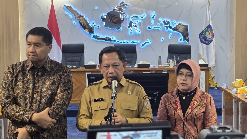 Kepala Badan Pusat Statistik (BPS) Amalia Adininggar Widyasanti (kanan), Menteri Dalam Negeri Tito Karnavian (tengah), dan Menteri Perumahan dan Kawasan Permukiman (PKP) Maruarar Sirait (kiri) usai rapat koordinasi di Ruang Sidang Utama Gedung A Kementerian Dalam Negeri. Dok: HF.