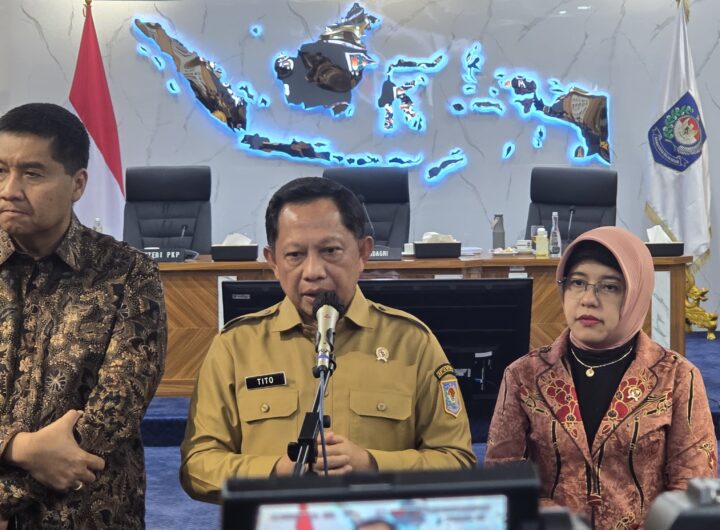 Kepala Badan Pusat Statistik (BPS) Amalia Adininggar Widyasanti (kanan), Menteri Dalam Negeri Tito Karnavian (tengah), dan Menteri Perumahan dan Kawasan Permukiman (PKP) Maruarar Sirait (kiri) usai rapat koordinasi di Ruang Sidang Utama Gedung A Kementerian Dalam Negeri. Dok: HF.