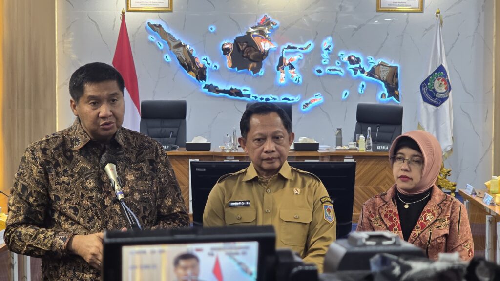 Menteri Perumahan dan Kawasan Permukiman (PKP) Maruarar Sirait (kiri), Menteri Dalam Negeri Muhammad Tito Karnavian (tengah), dan Kepala Badan Pusat Statistik (BPS) Amalia Adininggar Widyasanti (kanan) usai rapat koordinasi di Ruang Sidang Utama Gedung A Kementerian Dalam Negeri. Dok: HF.