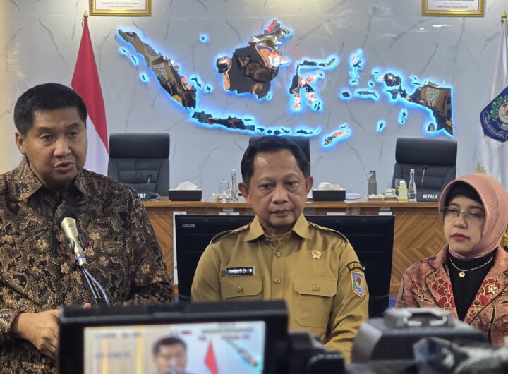 Menteri Perumahan dan Kawasan Permukiman (PKP) Maruarar Sirait (kiri), Menteri Dalam Negeri Muhammad Tito Karnavian (tengah), dan Kepala Badan Pusat Statistik (BPS) Amalia Adininggar Widyasanti (kanan) usai rapat koordinasi di Ruang Sidang Utama Gedung A Kementerian Dalam Negeri. Dok: HF.