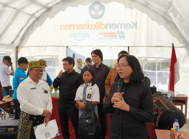Wakil Ketua Komisi X DPR RI My Esti Wijayati memantau langsung kondisi sekolah terdampak gempa bumi di Kabupaten Manggarai, Nusa Tenggara Timur (NTT).