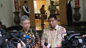 Menteri PKP Maruarar Sirait (kanan) bersama Duta Besar China untuk Indonesia Wang Lutong (kiri) saat memberikan keterangan kepada awak media usai pertemuan tindak lanjut kerja sama sektor perumahan Indonesia-China di Jakarta, Rabu (9/9/2026). Dok: HF.