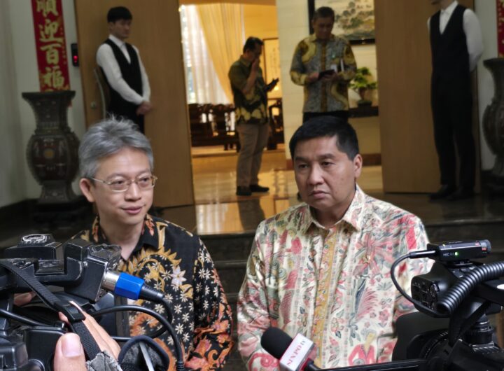 Menteri PKP Maruarar Sirait (kanan) bersama Duta Besar China untuk Indonesia Wang Lutong (kiri) saat memberikan keterangan kepada awak media usai pertemuan tindak lanjut kerja sama sektor perumahan Indonesia-China di Jakarta, Rabu (9/9/2026). Dok: HF.