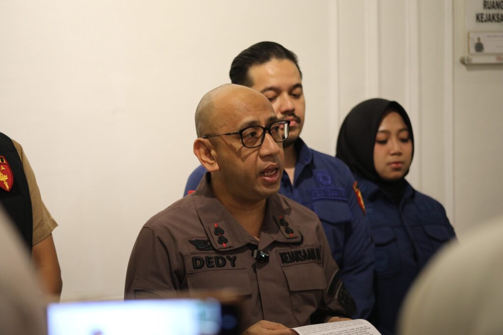 Kajari Karawang Dedy Irwan Virantama memberikan keterangan terkait penetapan dua tersangka baru kasus dugaan korupsi penyaluran KPR Bank Himbara.