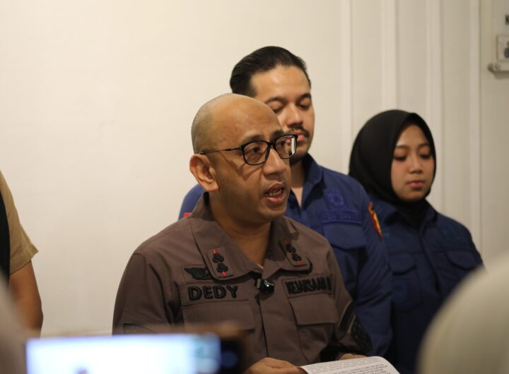 Kajari Karawang Dedy Irwan Virantama memberikan keterangan terkait penetapan dua tersangka baru kasus dugaan korupsi penyaluran KPR Bank Himbara.