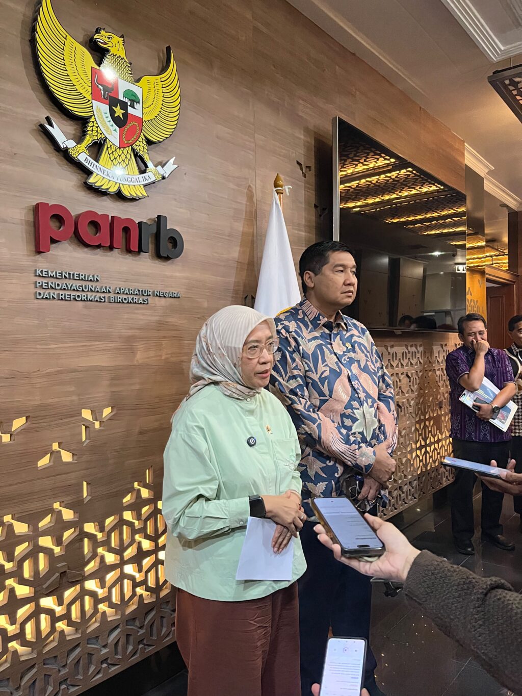 Menteri PANRB Rini Widyantini (kiri) bersama Menteri PKP Maruarar Sirait (kanan) usai pertemuan membahas penguatan dan restrukturisasi organisasi Kementerian PKP.