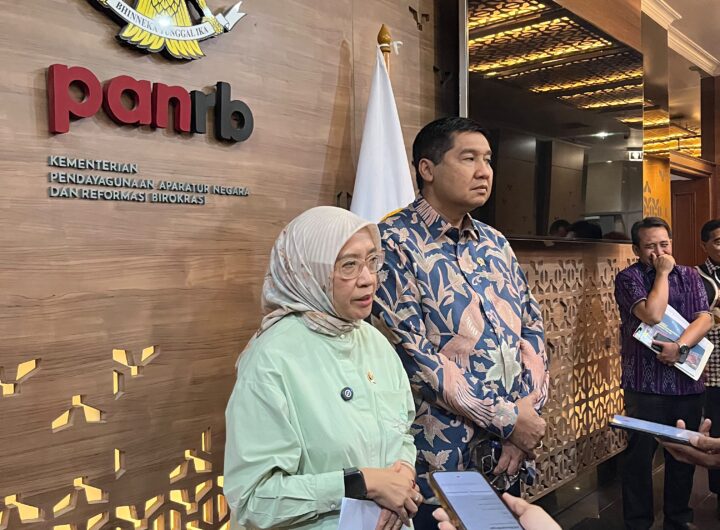 Menteri PANRB Rini Widyantini (kiri) bersama Menteri PKP Maruarar Sirait (kanan) usai pertemuan membahas penguatan dan restrukturisasi organisasi Kementerian PKP.