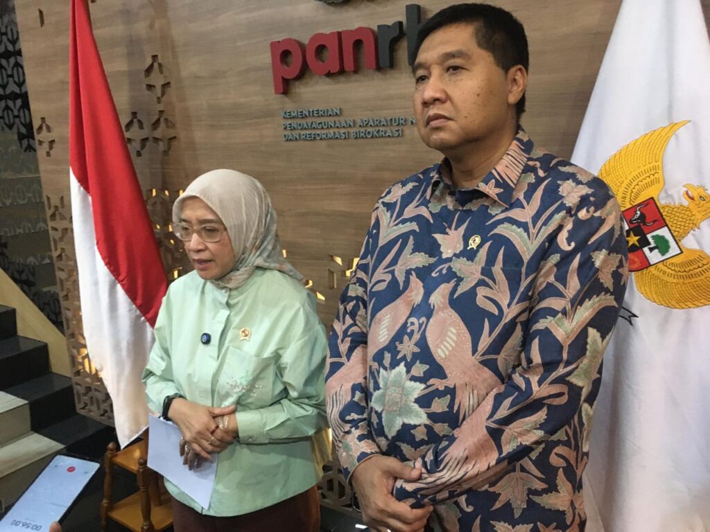 Menteri PKP Maruarar Sirait (kanan) bersama Menteri PANRB (kiri).