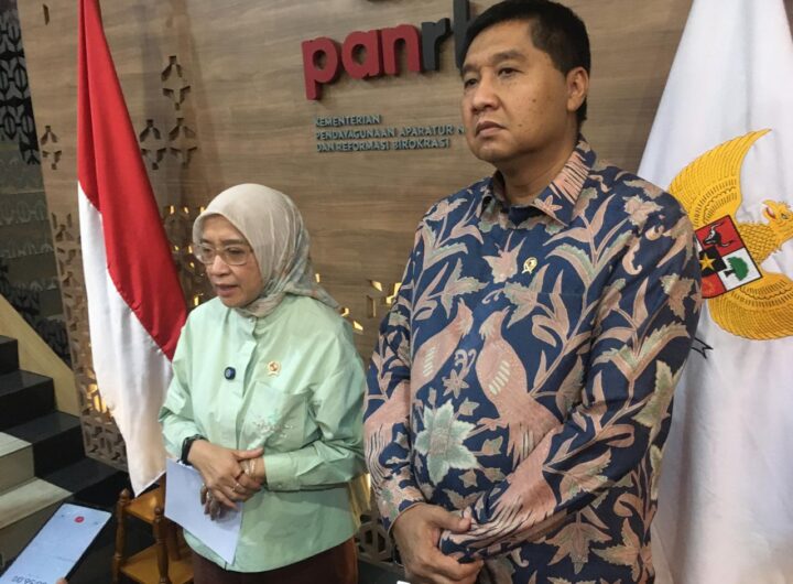 Menteri PKP Maruarar Sirait (kanan) bersama Menteri PANRB (kiri).