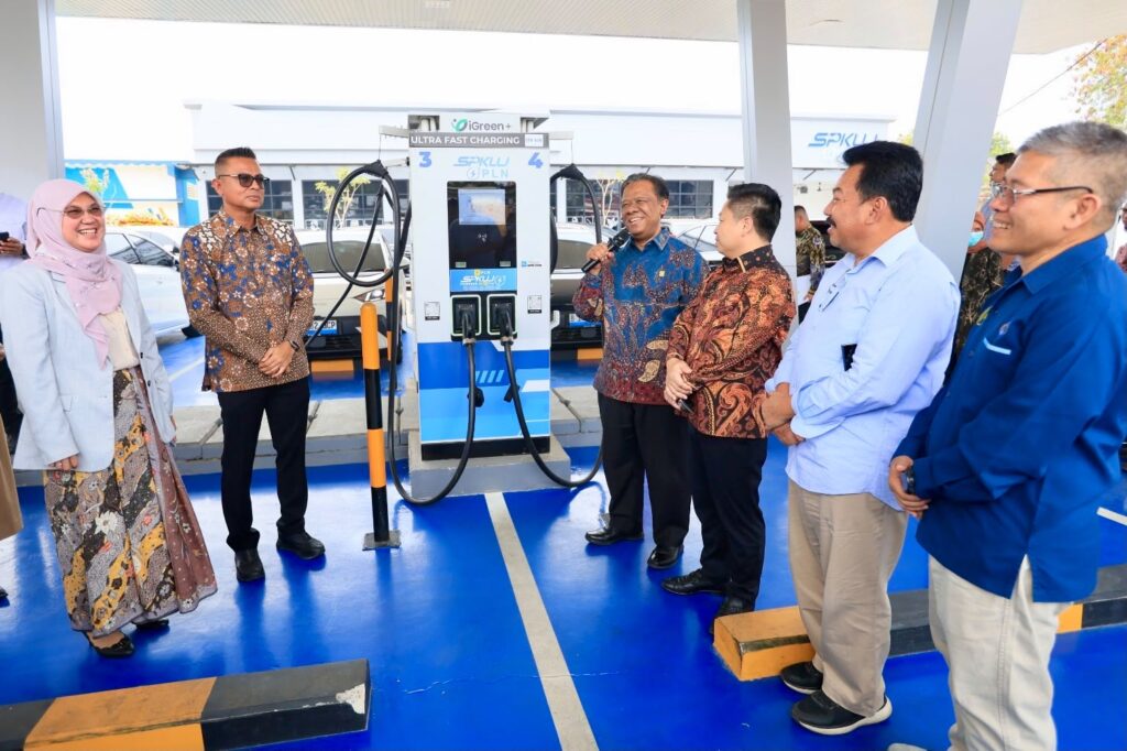 Wakil Direktur Utama PLN Yusuf Didi Setiarto (keempat dari kanan) menyampaikan, kolaborasi dengan berbagai pihak diperlukan untuk memperluas infrastruktur dan meningkatkan layanan SPKLU di Indonesia.