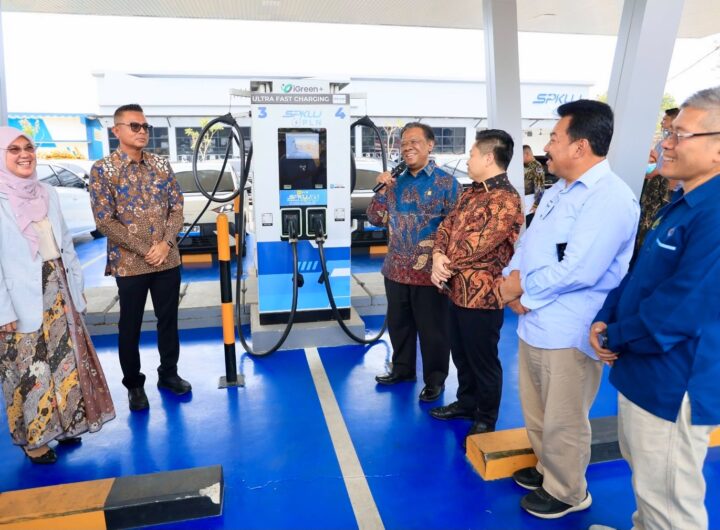 Wakil Direktur Utama PLN Yusuf Didi Setiarto (keempat dari kanan) menyampaikan, kolaborasi dengan berbagai pihak diperlukan untuk memperluas infrastruktur dan meningkatkan layanan SPKLU di Indonesia.