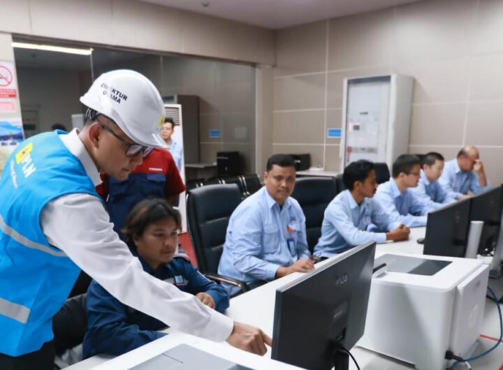 Direktur Utama PLN Darmawan Prasodjo (kiri) memantau langsung percepatan perbaikan PLTU Jeneponto, Sulawesi Selatan, Senin (14/9).