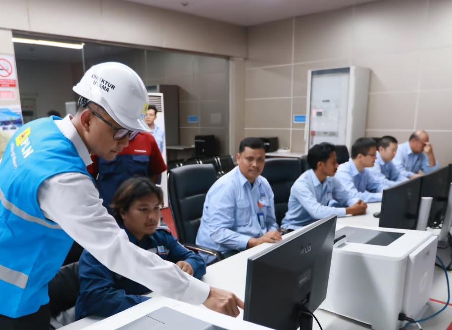 Direktur Utama PLN Darmawan Prasodjo (kiri) memantau langsung percepatan perbaikan PLTU Jeneponto, Sulawesi Selatan, Senin (14/9).