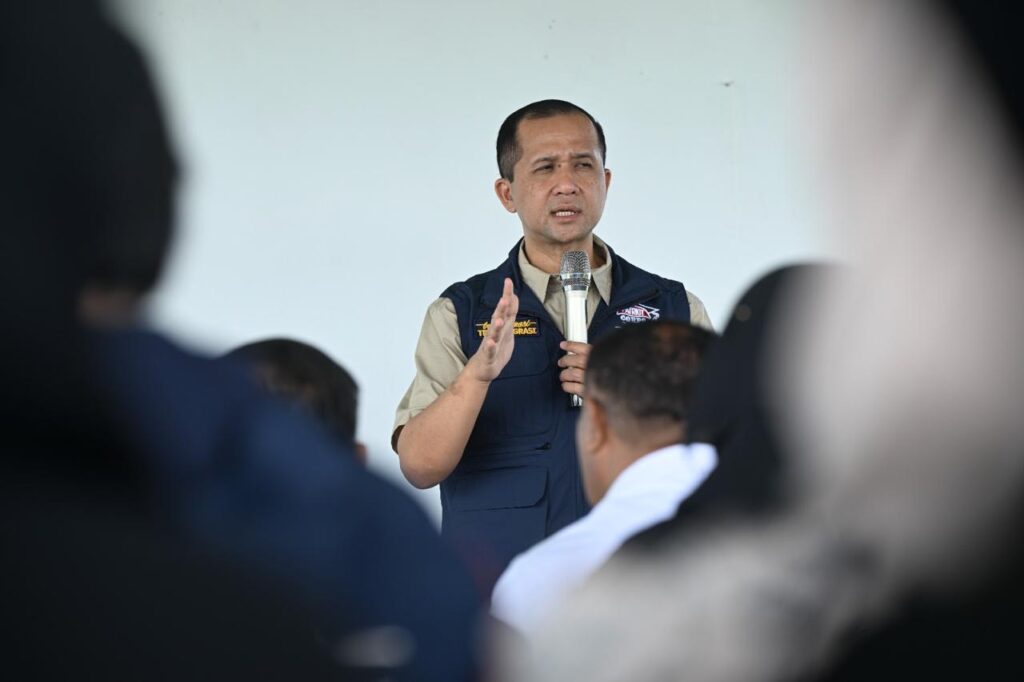 Menteri Transmigrasi M. Iftitah Sulaiman Suryanagara.