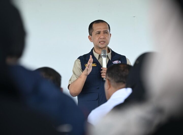 Menteri Transmigrasi M. Iftitah Sulaiman Suryanagara.
