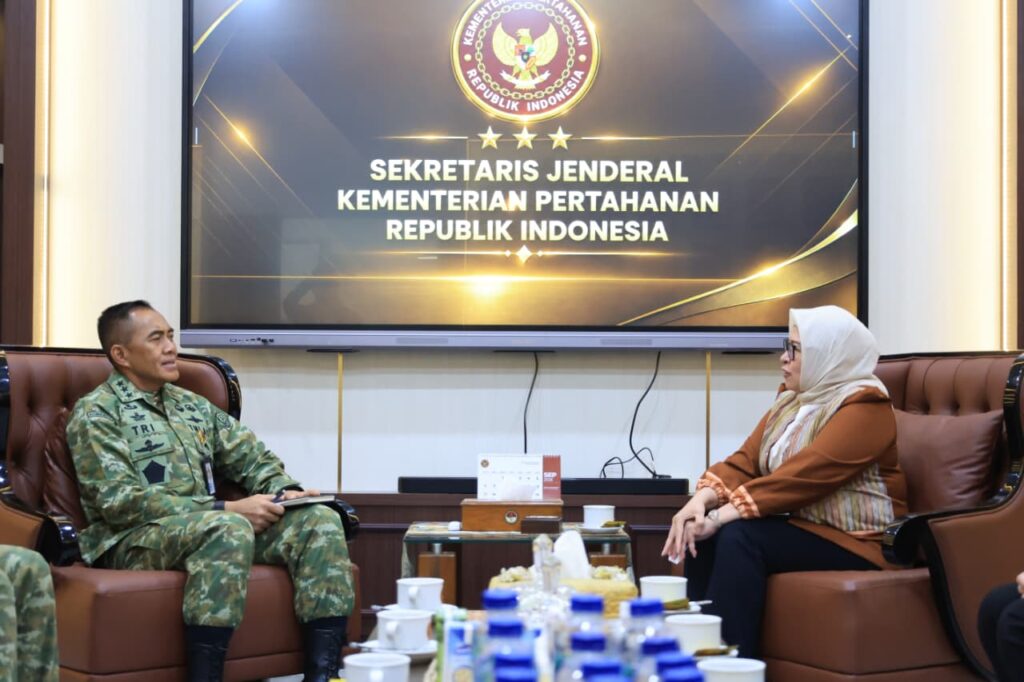 Sekjen Kemhan RI Letjen TNI Tri Budi Utomo (kiri) bersama Direktur Commercial Banking Bank BTN Hermita (kanan) dalam audiensi di Kementerian Pertahanan. Dok: Biro Infohan Setjen Kemhan