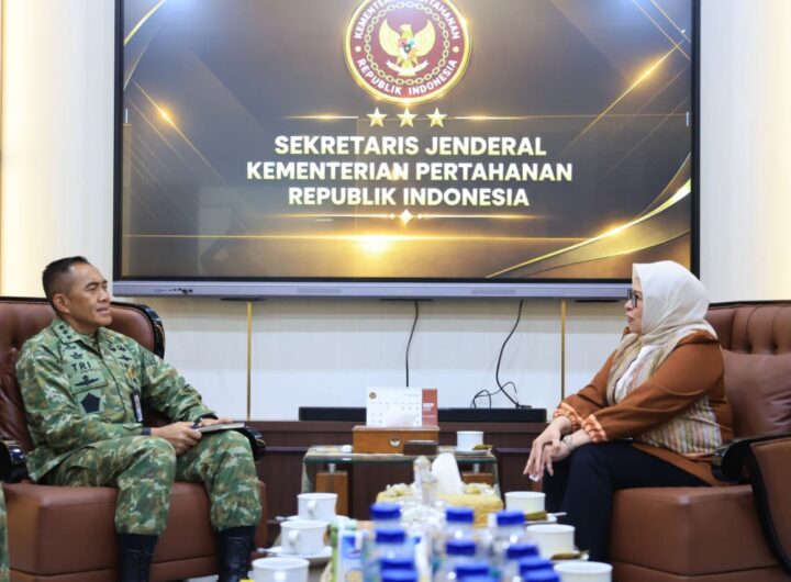 Sekjen Kemhan RI Letjen TNI Tri Budi Utomo (kiri) bersama Direktur Commercial Banking Bank BTN Hermita (kanan) dalam audiensi di Kementerian Pertahanan. Dok: Biro Infohan Setjen Kemhan