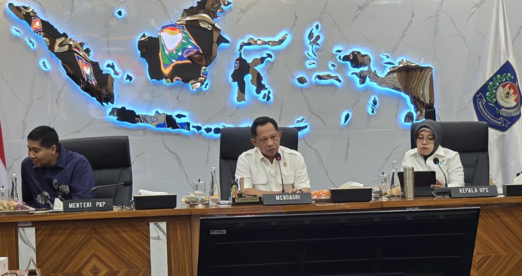 Mendagri Tito Karnavian (tengah) bersama Menteri PKP Maruarar Sirait (kiri) dan Kepala BPS Amalia Adininggar Widyasanti (kanan).