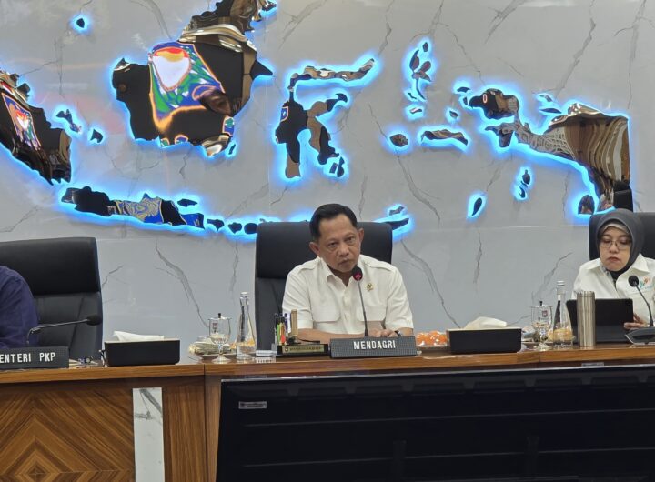 Mendagri Tito Karnavian (tengah) bersama Menteri PKP Maruarar Sirait (kiri) dan Kepala BPS Amalia Adininggar Widyasanti (kanan).