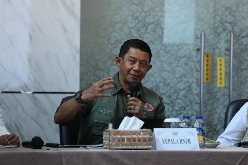 Kepala BNPB Letjen TNI Dr. Suharyanto memimpin rapat koordinasi teknis penanganan kebakaran hutan dan lahan (karhutla) di Provinsi Jambi. Dok: Istimewa.