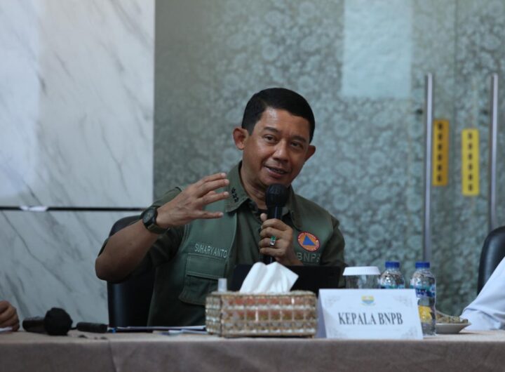 Kepala BNPB Letjen TNI Dr. Suharyanto memimpin rapat koordinasi teknis penanganan kebakaran hutan dan lahan (karhutla) di Provinsi Jambi. Dok: Istimewa.