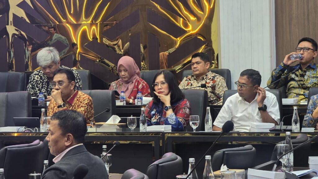 Sekjen ATR/BPN Dalu Agung Darmawan (kiri), Dirjen Penataan Agraria Embun Sari (tengah), dan Dirjen Survei dan Pemetaan Pertanahan dan Ruang Virgo Eresta Jaya (kanan) dalam kegiatan Kementerian ATR/BPN. Dok: HF.