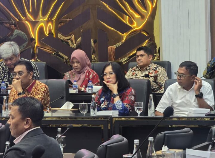 Sekjen ATR/BPN Dalu Agung Darmawan (kiri), Dirjen Penataan Agraria Embun Sari (tengah), dan Dirjen Survei dan Pemetaan Pertanahan dan Ruang Virgo Eresta Jaya (kanan) dalam kegiatan Kementerian ATR/BPN. Dok: HF.