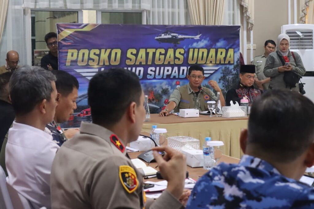 Kepala BNPB Letjen TNI Suharyanto (kemeja dan rompi hijau) memimpin rapat koordinasi penanganan Karhutla di Kabupaten Kubu Raya, Kalimantan Barat.