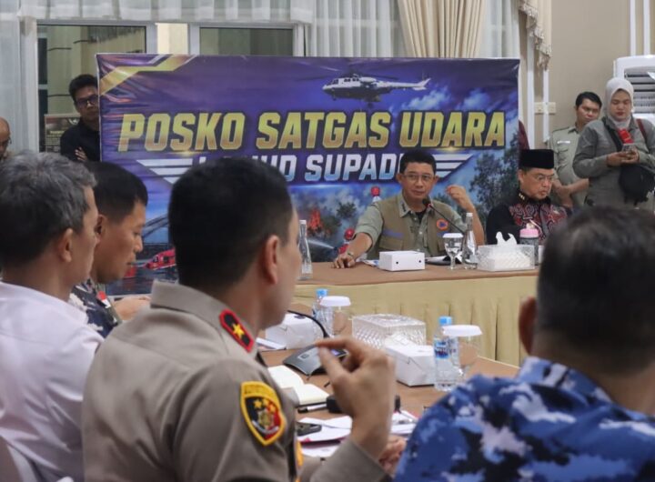 Kepala BNPB Letjen TNI Suharyanto (kemeja dan rompi hijau) memimpin rapat koordinasi penanganan Karhutla di Kabupaten Kubu Raya, Kalimantan Barat.
