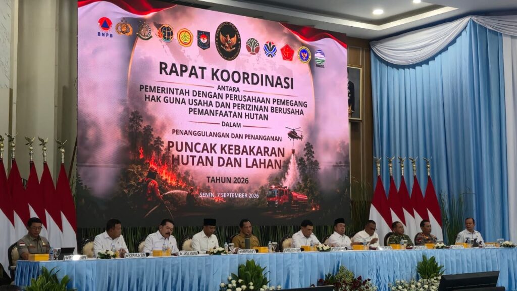 Menko Polkam Jenderal TNI (Purn.) Djamari Chaniago bersama para menteri dan pejabat terkait saat rapat koordinasi penanganan kebakaran hutan dan lahan (karhutla) di Jakarta, Senin (7/9/2026).