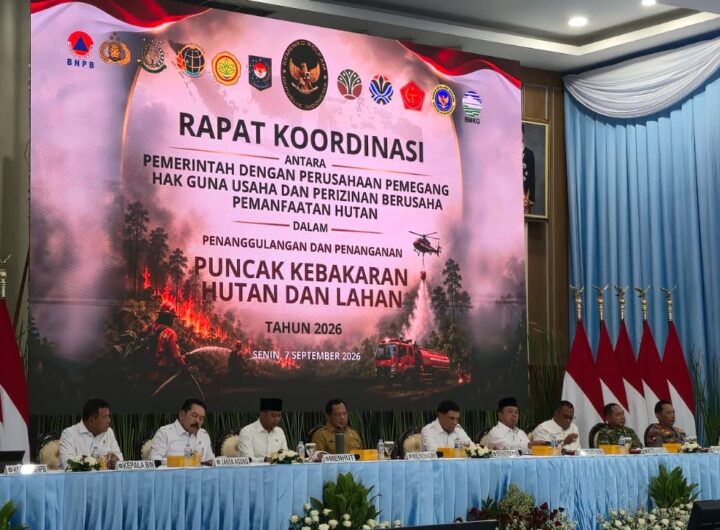 Menko Polkam Jenderal TNI (Purn.) Djamari Chaniago bersama para menteri dan pejabat terkait saat rapat koordinasi penanganan kebakaran hutan dan lahan (karhutla) di Jakarta, Senin (7/9/2026).