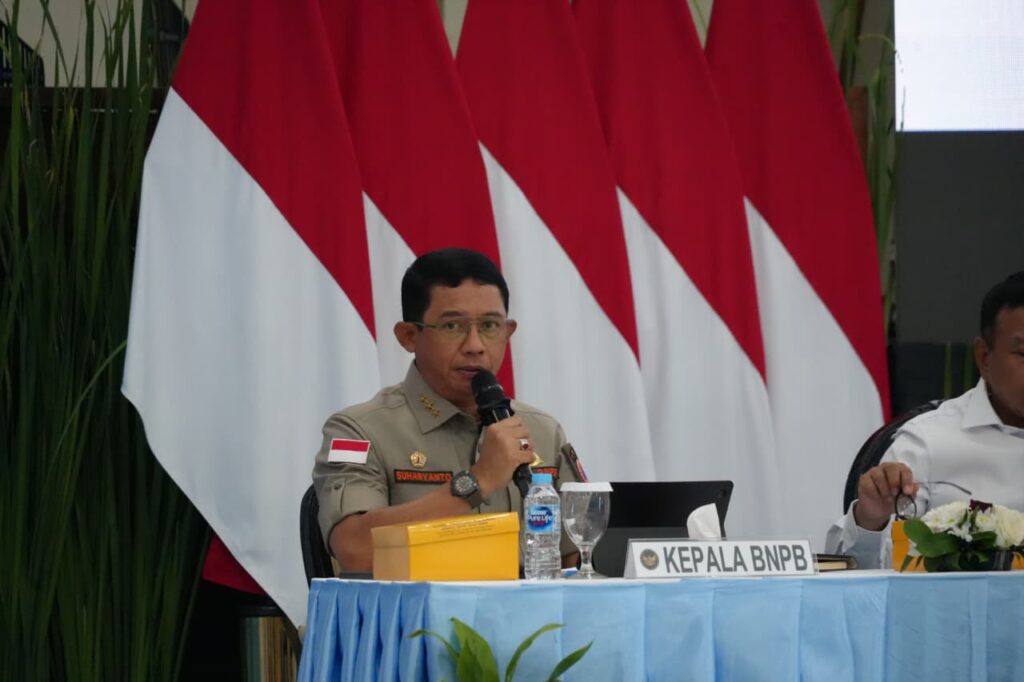 Kepala BNPB Letjen TNI Suharyanto mengikuti rapat koordinasi penanggulangan kebakaran hutan dan lahan (karhutla) bersama kementerian/lembaga, pemerintah daerah, TNI/Polri, dan perusahaan pemegang HGU.