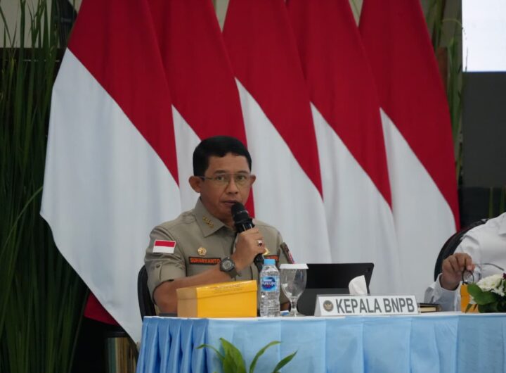 Kepala BNPB Letjen TNI Suharyanto mengikuti rapat koordinasi penanggulangan kebakaran hutan dan lahan (karhutla) bersama kementerian/lembaga, pemerintah daerah, TNI/Polri, dan perusahaan pemegang HGU.