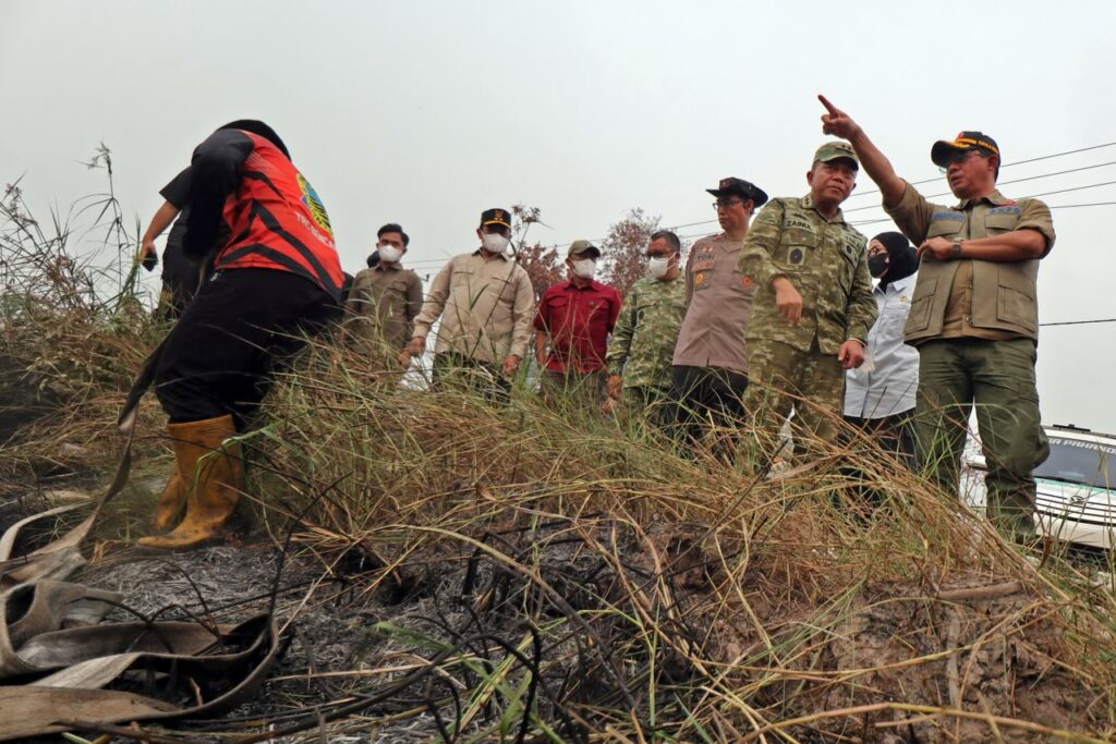 Kepala BNPB Letjen TNI Dr. Suharyanto meninjau upaya pemadaman karhutla oleh Satgas Darat di Kecamatan Jekan Raya, Palangka Raya, Kalimantan Tengah.